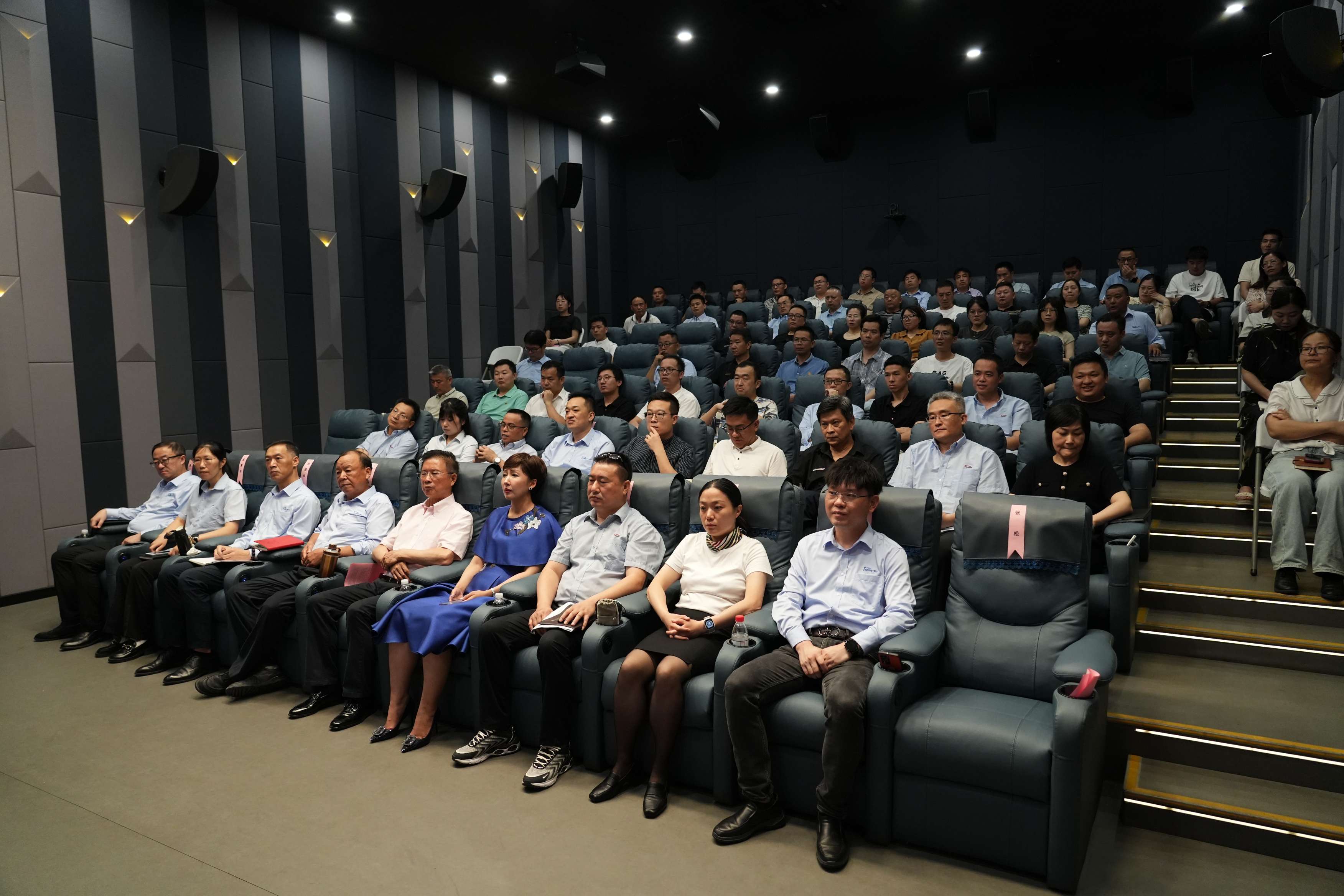 音王集團(tuán)2024上半年度工作總結(jié)與下半年度新任務(wù)新目標(biāo)誓師大會(huì)圓滿(mǎn)召開(kāi)